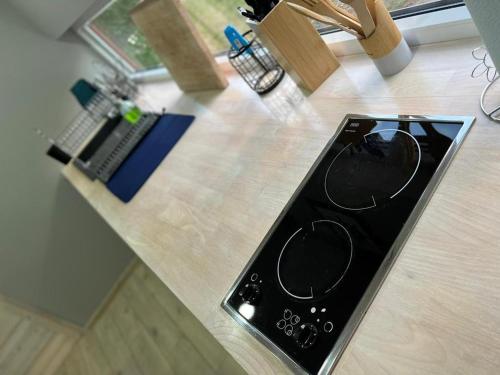 a black stove top oven sitting on top of a kitchen counter at Domek nad jeziorem in Myślibórz