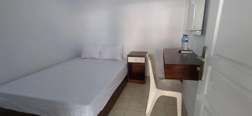 Cama ou camas em um quarto em RedDoorz Syariah near Transmart Tegal
