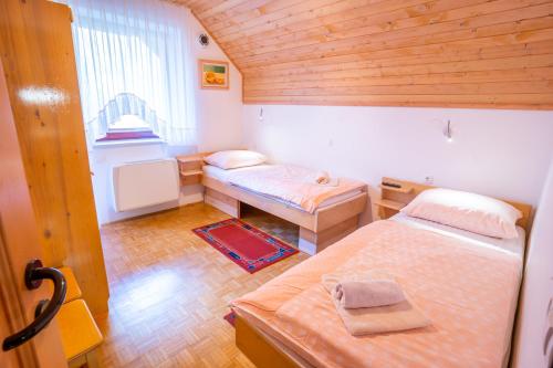 Tempat tidur dalam kamar di Apartments Bohinj Mavrica