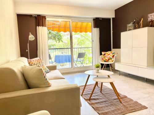 un salon avec un canapé et une table dans l'établissement Les Glycines, à Menton