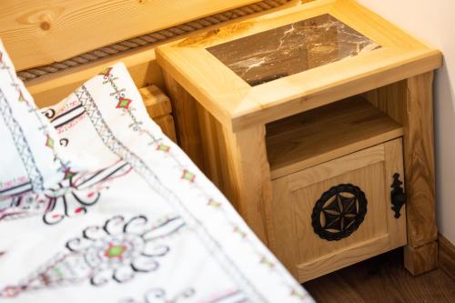a bedroom with a wooden bed and a wooden dog house at Toporowe Izby in Groń