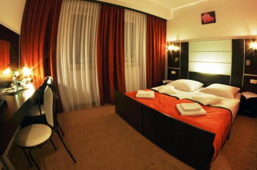 Кровать или кровати в номере Hotel Junior 2