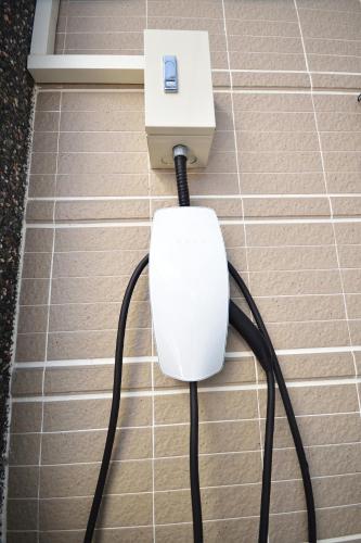 a white computer mouse plugged into a wall at Serenity Moutainview Homestay in Meinong