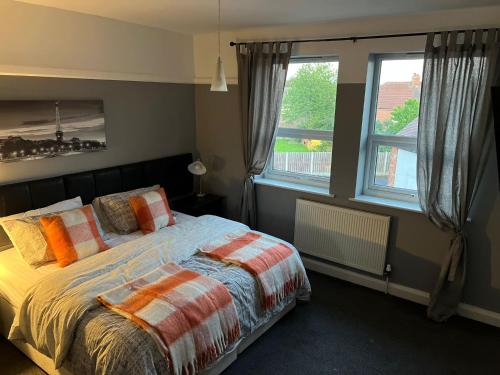 Un pat sau paturi într-o cameră la Upton Arms Hotel