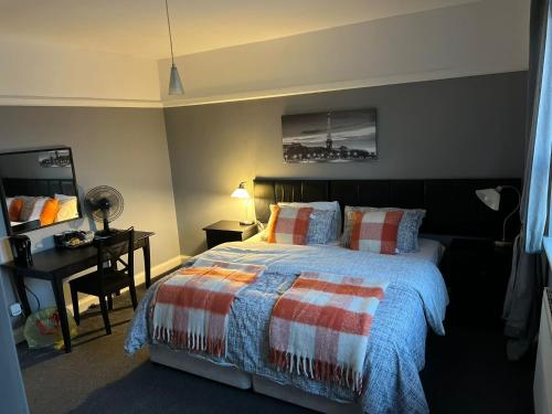 Un pat sau paturi într-o cameră la Upton Arms Hotel
