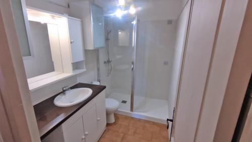 une salle de bain avec un lavabo, une douche et des toilettes dans l'établissement Etoile du Midi, à Sainte-Maxime