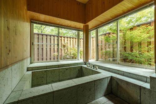 bañera en una habitación con ventanas en Nasu-gun - House - Vacation STAY 9259, en Nasu