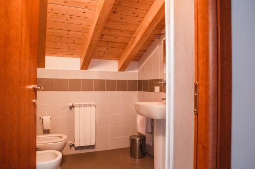 a bathroom with a toilet and a sink at Casa del Parco Adamello in Cevo