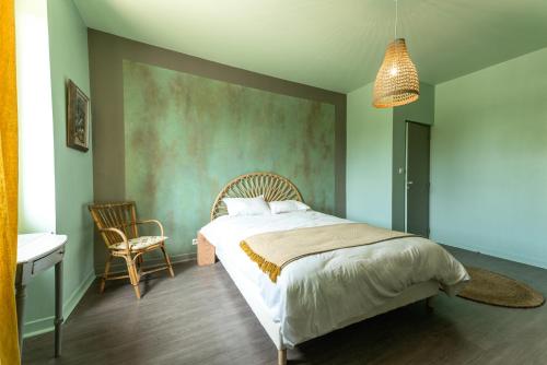 um quarto com uma cama, uma secretária e uma cadeira em Countryhome at winery Chateau Camponac em Bourg-sur-Gironde