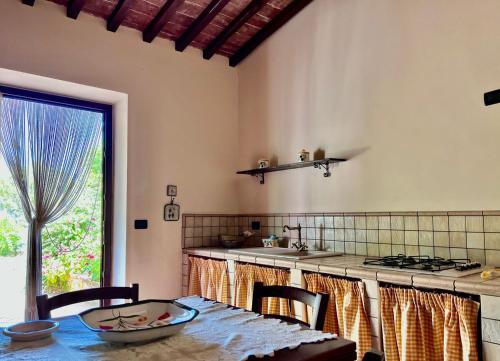 a kitchen with a table and a counter top at La Casa del Monte d'Oro in Collesano
