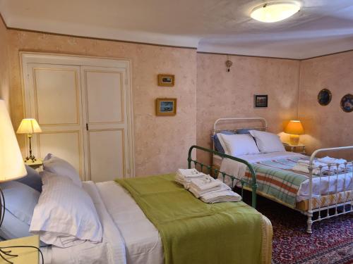 A bed or beds in a room at Hotel des Etrangers