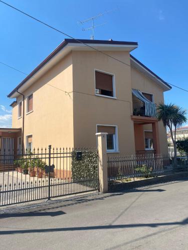 een huis met een hek ervoor bij MARIANGELA in Desenzano del Garda