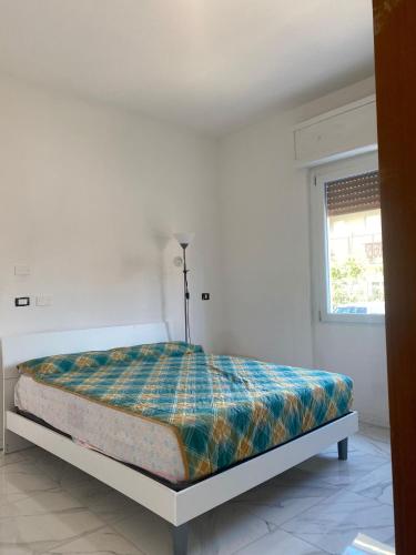 een slaapkamer met een bed in een witte kamer bij MARIANGELA in Desenzano del Garda
