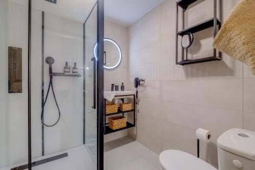 une salle de bain avec douche et toilettes dans l'établissement REVES DE PAMPA l APPART, à Lorgues