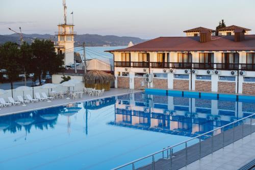 Swimmingpoolen hos eller tæt på DEM Hotel