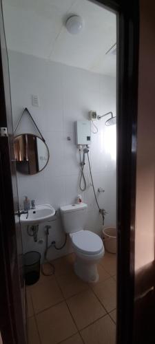 AplayaTagoloan 'Boutique' Apartments的带马桶和水槽的浴室