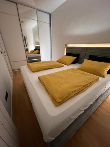 מיטה או מיטות בחדר ב-Luxury Apartment Sarajevo King Size Bed