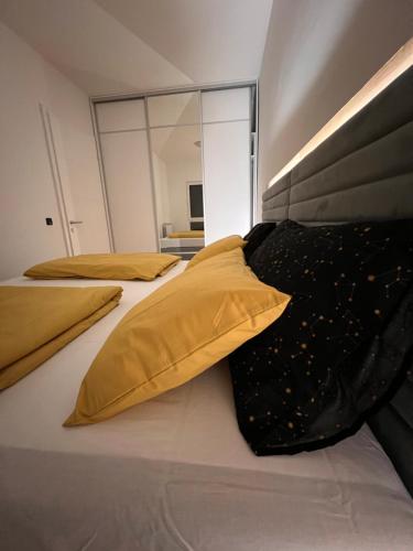 Ένα ή περισσότερα κρεβάτια σε δωμάτιο στο Luxury Apartment Sarajevo King Size Bed