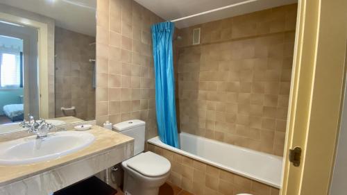 a bathroom with a sink and a toilet and a tub at Bonito Dúplex Msj 83 in Calafat