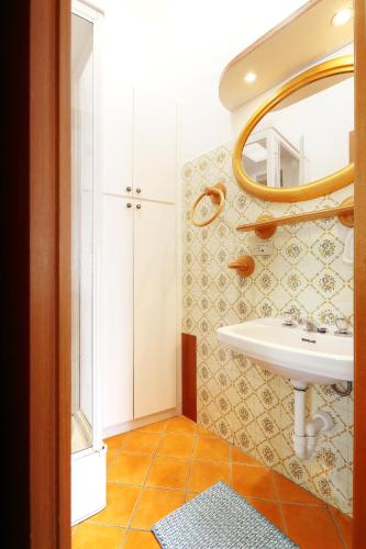 a bathroom with a sink and a mirror at Tibaldi Sette in Domodossola