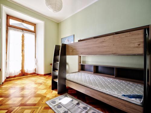 ein Schlafzimmer mit einem großen Etagenbett aus Holz in der Unterkunft Tibaldi Sette in Domodossola