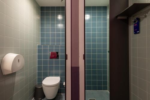 Een badkamer bij Stayokay Hostel Amsterdam Vondelpark