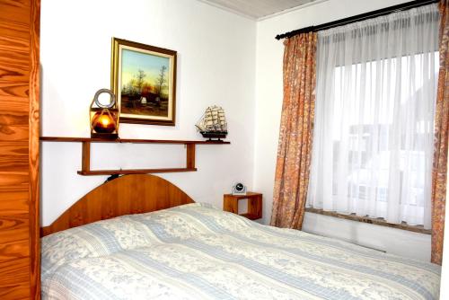 Una cama o camas en una habitación de Deichoase Strandhaus