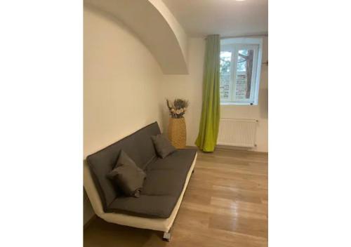 ein Wohnzimmer mit einem Sofa und einem Fenster in der Unterkunft Brilliant Souterrain Apt. - Prater Amuesement Park in Wien