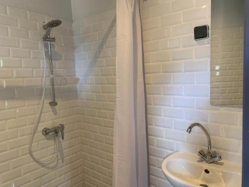 W łazience znajduje się prysznic i umywalka. w obiekcie LE JACQUIER Appartements neufs vue mer ou jardin à Mamoudzou Hyper Centre w mieście Mamoudzou