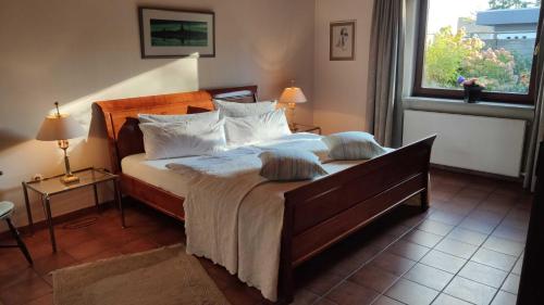 Un dormitorio con una cama grande y una ventana en Ferienhaus an der Förde en Flensburg