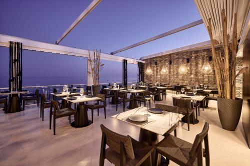 Restaurace v ubytování Artemis Seaside Resort