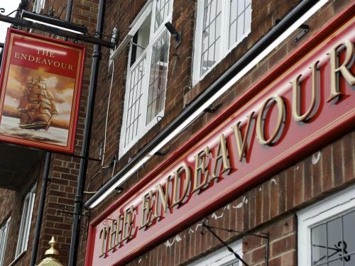 惠特比的住宿－The Endeavour，砖楼餐厅标志