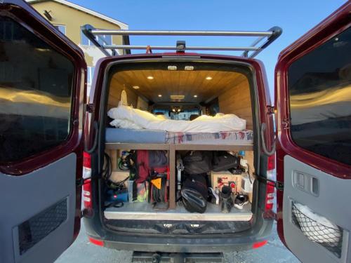 une vue arrière d'une camionnette avec sa porte ouverte dans l'établissement Campervan in the Lofoten Islands, à Leknes