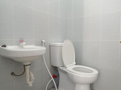 łazienka z toaletą i umywalką w obiekcie KoolKost Female Syariah near Universitas Ahmad Dahlan Kampus 3 - Minimum Stay 30 Nights w mieście Timuran