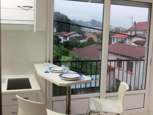 Cette chambre dispose d'un balcon avec une table et des chaises. dans l'établissement 2 pièces au centre de Hendaye-Plage, à Hendaye