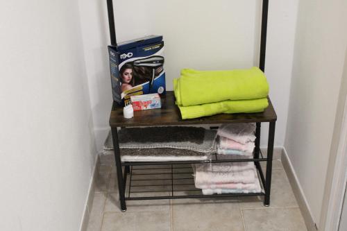 uma pequena mesa num corredor com uma toalha verde em B&B Sa Pedra Longa em Uri