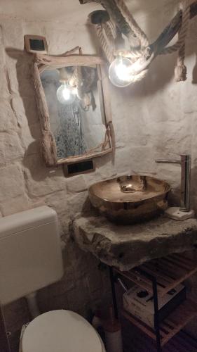 y baño con lavabo y aseo. en Masseria Calò, en Monopoli