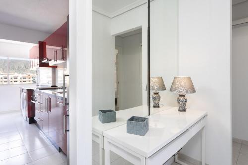 Black and white apartment FREE WIFI by Olax Rentals