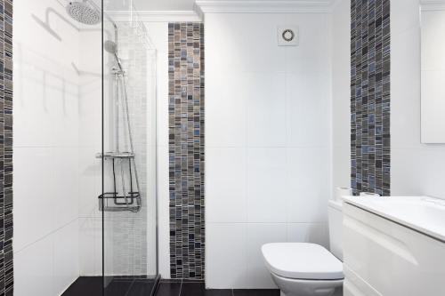 Black and white apartment FREE WIFI by Olax Rentals