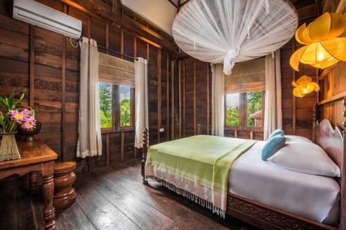 Ένα ή περισσότερα κρεβάτια σε δωμάτιο στο Phum Khmer Lodge - Village Cambodian Eco-Lodge