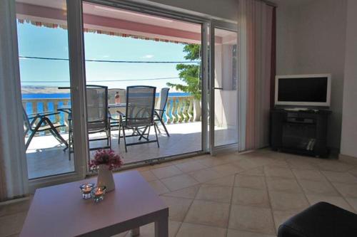 Televízia a/alebo spoločenská miestnosť v ubytovaní Beachfront Apartments Baricevic with Pool