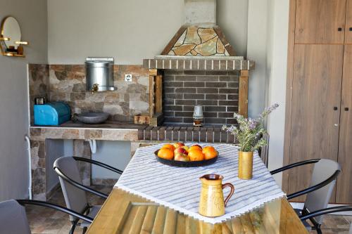 una mesa con un bol de fruta en la cocina en Romilia Guesthouse, 