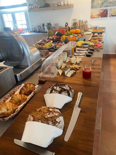 阿尔豪林格朗德B&B Casa Luz del Sur, adults only的厨房里的餐桌上供应的丰盛自助餐