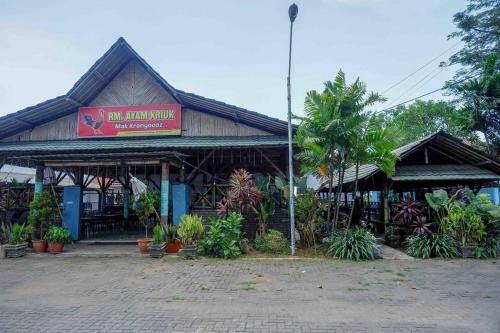 a building with a sign on the front of it at RedDoorz Syariah near Stasiun Pekalongan 3 in Pekalongan