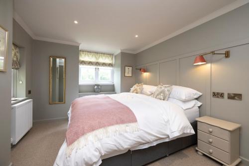 Un dormitorio con una cama grande y una ventana en Exceptional cottage with parking, en Blairgowrie