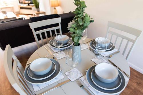 A restaurant or other place to eat at Modern three bedroom home in Castle Donington