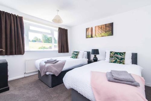 A bed or beds in a room at Modern three bedroom home in Castle Donington