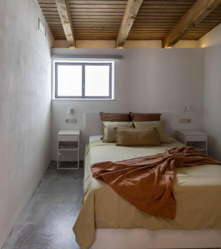 a bedroom with a large bed with a window at La Bodega Flamenca in Jerez de la Frontera