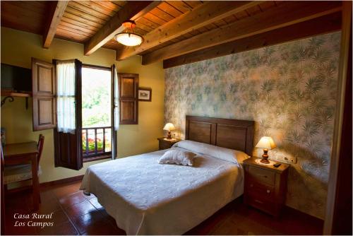 CoraoにあるCasa Rural Los camposのベッドルーム(ベッド1台、窓付)