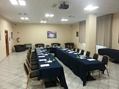 Khu vực hỗ trợ khách đi công tác/phòng hội thảo tại Albergo Della Roccia